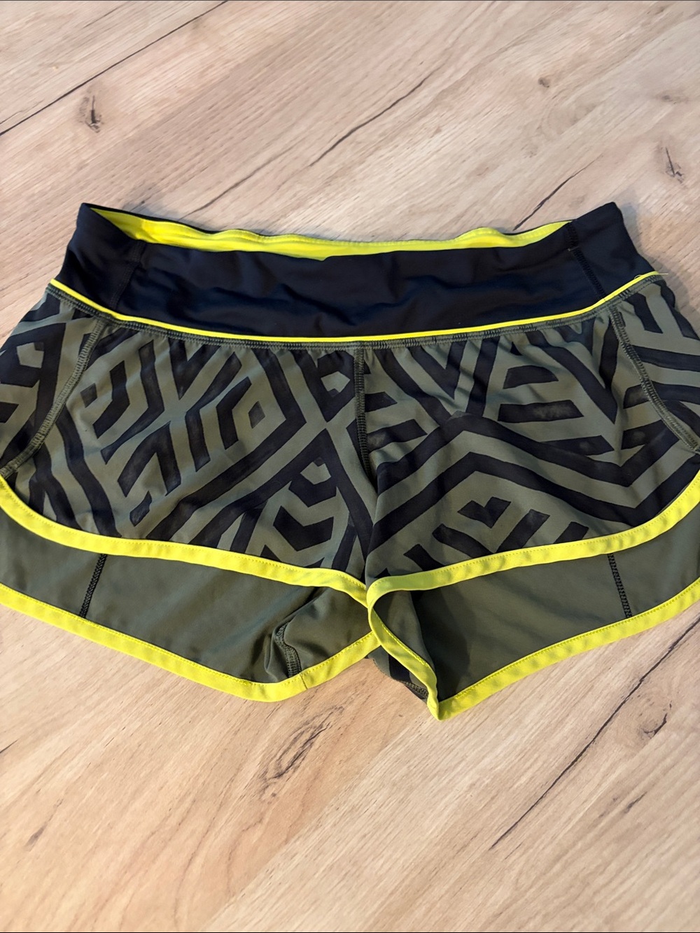 LULULEMON SPEED SHORTS SIZE 6 OLIVE GEO PRINT LINED RUNNING SHORTS